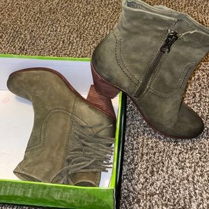 New fringe boots with inside zip